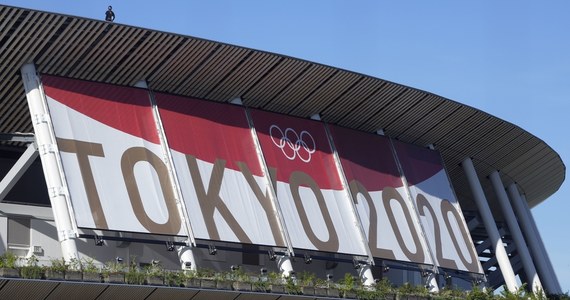 Pierwsze dwa zakażenia koronawirusem stwierdzono wśród sportowców, którzy już przybyli do wioski olimpijskiej w Tokio. W niedzielę potwierdzono Covid-19 u łącznie 10 osób związanych z rozpoczynającymi się w piątek igrzyskami.