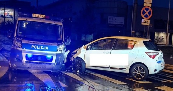 Troje policjantów zostało poszkodowanych w wypadku, do którego doszło w Łodzi. Samochód kierowany przez będącego pod wpływem narkotyków 22-latka uderzył w radiowóz - poinformowała w niedzielę asp. sztab. Marzanna Boratyńska z łódzkiej drogówki.