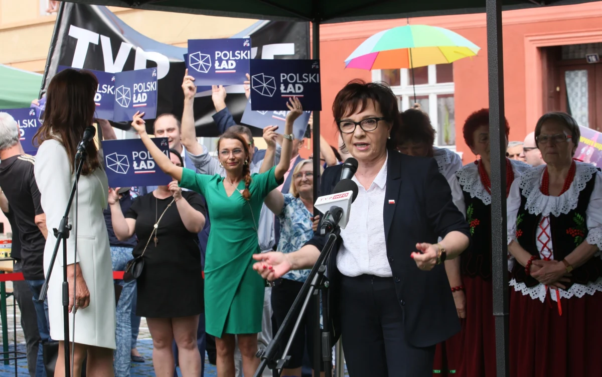 ​Sobotnie wystąpienie marszałek Sejmu Elżbiety Witek w Otyniu odbija się echem. Spotkaniu towarzyszyła pikieta zorganizowana m.in. przez lubuski Komitet Obrony Demokracji. Witek zarzuciła im, że korzystają ze świadczeń wprowadzonych przez PiS, a krytykują rząd. Krzyczała także, że "tu jest Polska" i konstytucja ma wyższość nad unijnym prawem.