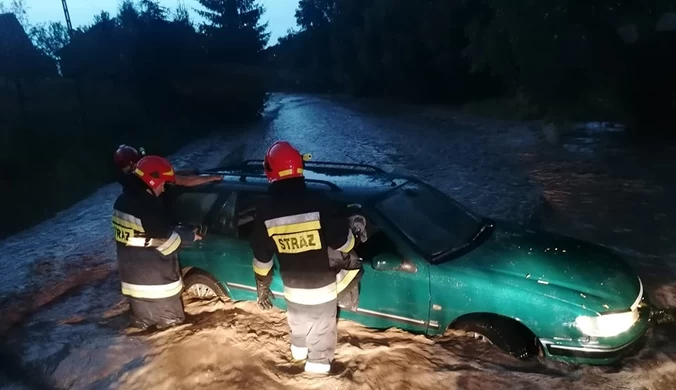 Nawałnica w Małopolsce. Rwąca woda porwała samochód z kierowcą