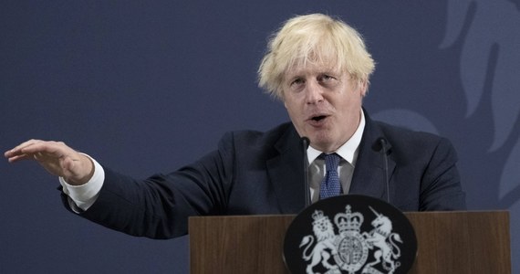 Brytyjski premier Boris Johnson i minister finansów Rishi Sunak odbywają kwarantannę po kontakcie z zakażonym ministrem zdrowia - ogłosiło biuro premiera po oburzeniu, jakie wywołał wcześniejszy komunikat, że zamiast tego uczestniczą w pilotażowym programie testów. 