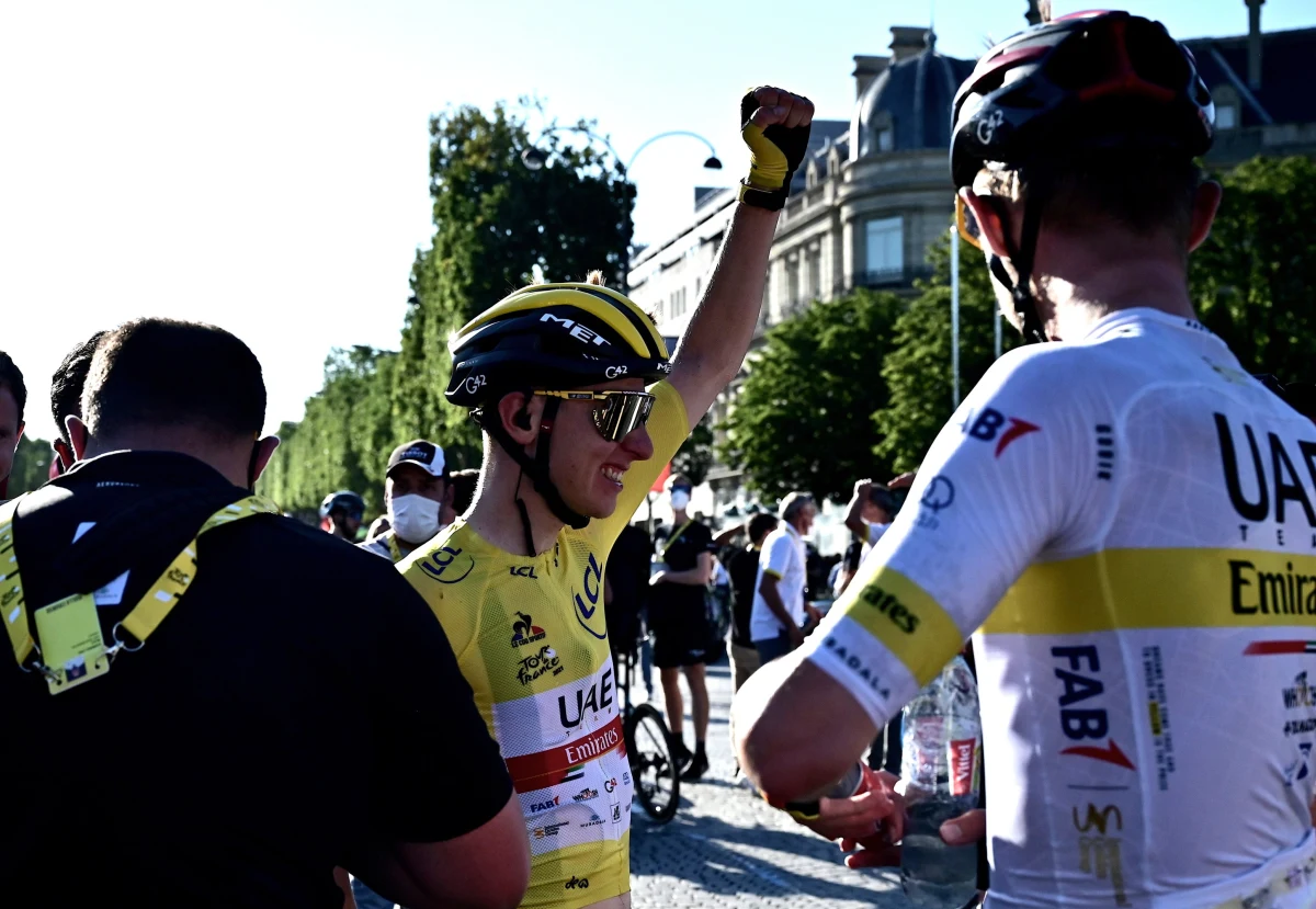 Słoweniec Tadej Pogacar (UAE Team Emirates) po raz drugi wygrał największy wyścig kolarski Tour de France. Drugie miejsce zajął Duńczyk Jonas Vingegaard (Jumbo-Visma), a na trzeciej pozycji uplasował się Ekwadorczyk Richard Carapaz (Ineos Grenadiers).