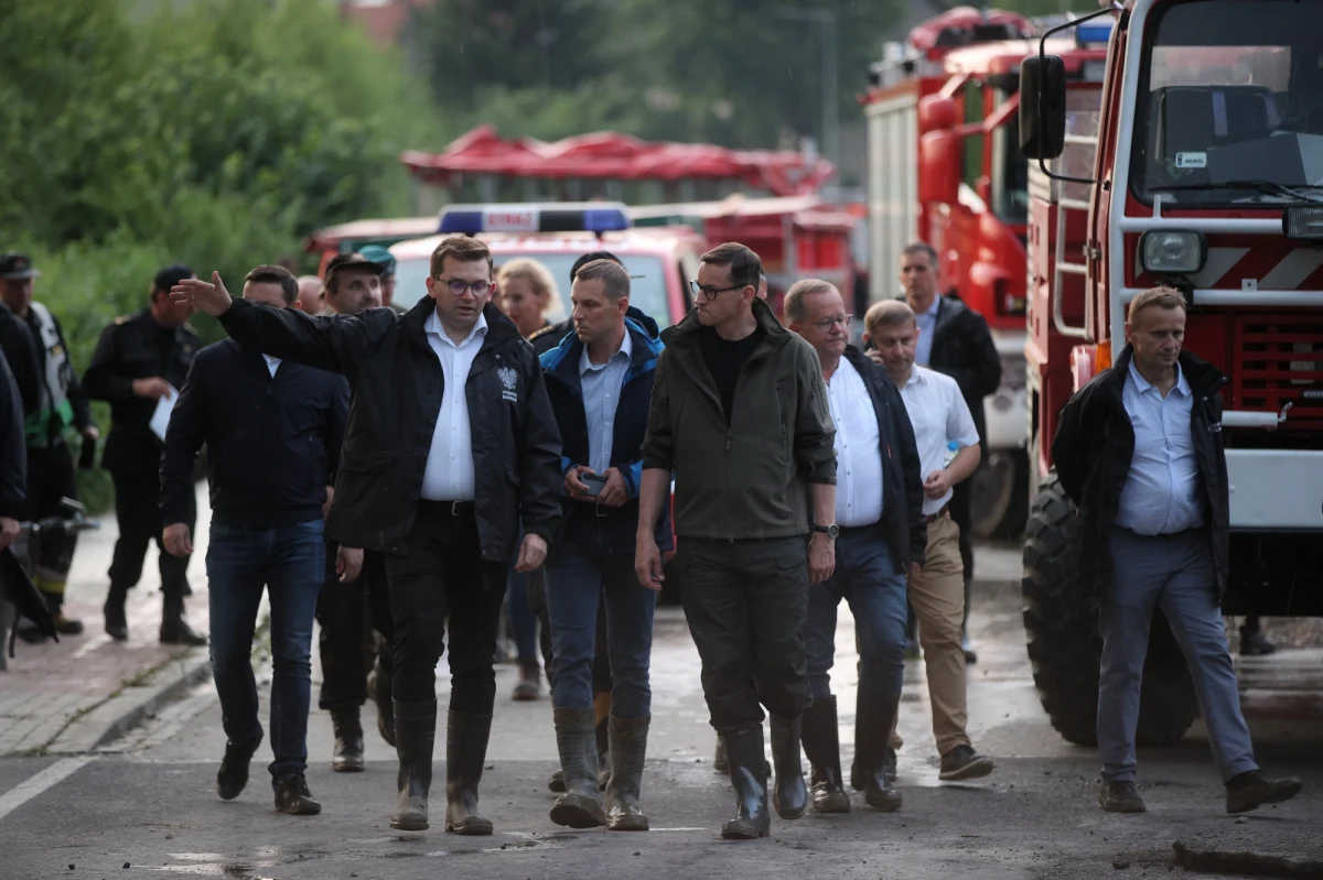 Zrobimy wszystko, by straty, które się tu pojawiły, zostały jak najszybciej usunięte; pomoc bezpośrednia już dotarła na konto tu w powiecie, w gminie Myślenice - powiedział w Głogoczowie premier Mateusz Morawiecki. Szef rządu przebywał na terenach dotkniętych podtopieniami.