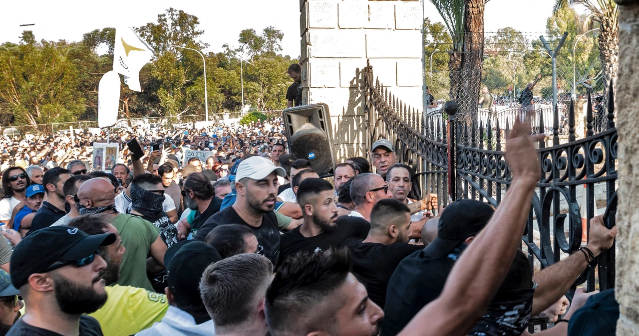 Demonstracja przeciwko covidowym ograniczeniom przed pałacem prezydenckim w Nikozji