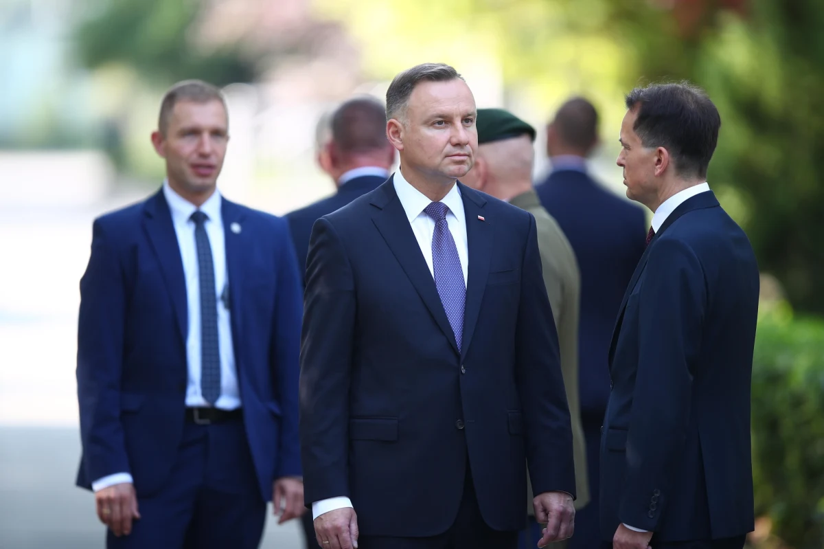 „Swoją drugą kadencję chciałbym zakończyć z podniesioną głową” – stwierdził prezydent Andrzej Duda w wywiadzie opublikowanym właśnie w tygodniku „Sieci”. O swojej przyszłości po odejściu z Pałacu Prezydenckiego mówił, że na razie „nie zaprząta sobie tym głowy”, ale i stwierdził: „Jestem zdrowy, mam dwie ręce. Poradzę sobie”.
