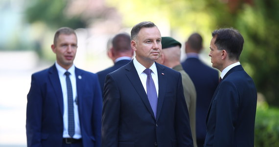 „Swoją drugą kadencję chciałbym zakończyć z podniesioną głową” – stwierdził prezydent Andrzej Duda w wywiadzie opublikowanym właśnie w tygodniku „Sieci”. O swojej przyszłości po odejściu z Pałacu Prezydenckiego mówił, że na razie „nie zaprząta sobie tym głowy”, ale i stwierdził: „Jestem zdrowy, mam dwie ręce. Poradzę sobie”.