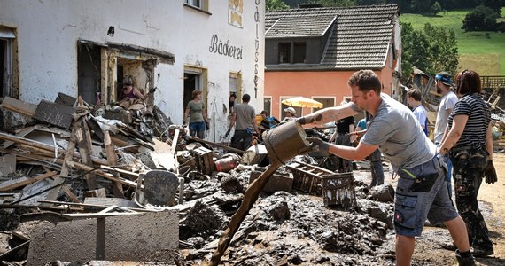 To już prawie tydzień od wielkiej powodzi na zachodzie Niemiec. W miniony wtorek nad Nadrenią przeszły ulewy, w wyniku których niewielkie rzeki wystąpiły z brzegów niszcząc domy, drogi, pozbawiając życia 165 osób. W miniony weekend z podtopieniami zmagała się Bawaria i Saksonia. 