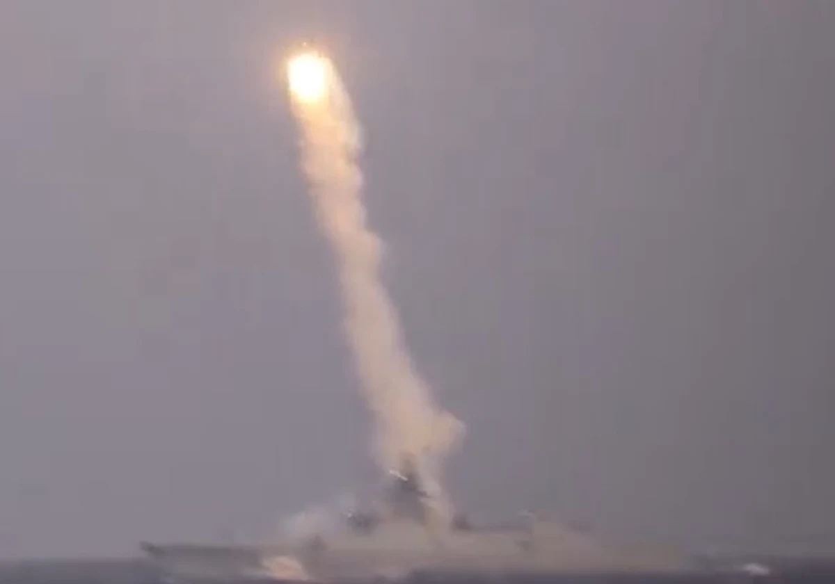 Rosja przeprowadziła próbę hipersonicznego pocisku manewrującego Cyrkon, uderzając w cel naziemny u wybrzeży Morza Barentsa na odległość ponad 350 km – poinformowała agencja Interfax, powołując się na rosyjskie ministerstwo obrony.