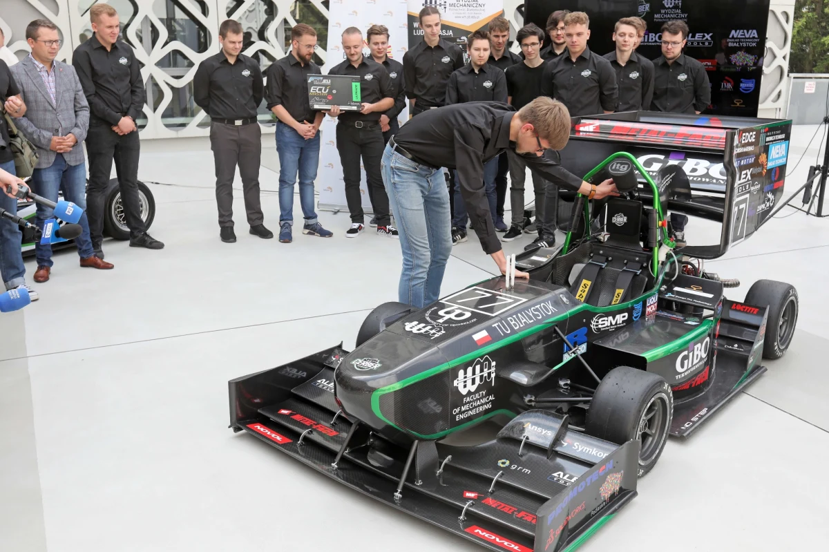 25 studentów z zespołu Cerber Motorsport z Politechniki Białostockiej dwa lata pracowało nad nowym bolidem klasy Formuła Student. Bolid CMS-07 został dzisiaj oficjalnie zaprezentowany.