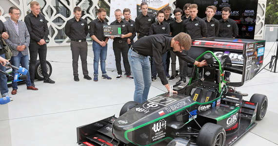 25 studentów z zespołu Cerber Motorsport z Politechniki Białostockiej dwa lata pracowało nad nowym bolidem klasy Formuła Student. Bolid CMS-07 został dzisiaj oficjalnie zaprezentowany.