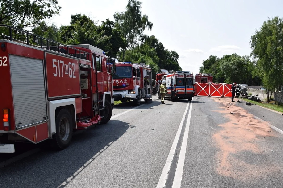 Tragiczny wypadek w Grębiszewie na Mazowszu. Cztery osoby zginęły w zderzeniu ciężarówki z samochodem osobowym, którym podróżowała rodzina z dwójką dzieci.