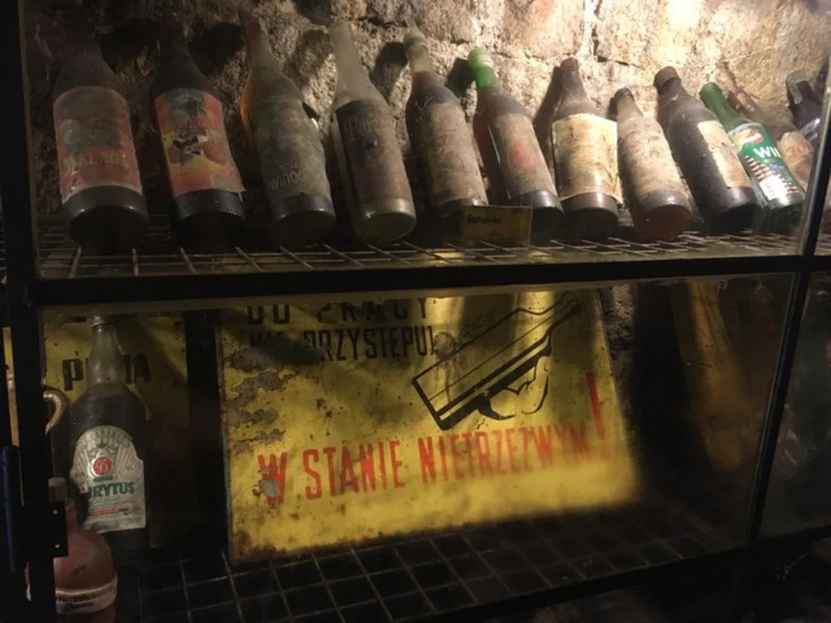 Żeby tam trafić, trzeba się trochę nagimnastykować. Do Muzeum Tanich Win w Szklarskiej Porębie prowadzi długi i niski korytarz. Jak mówi Beata Naumowicz z muzeum, to próba pokory. Chodzi o to, że kto jest niepokorny, ten co nieco przy wejściu - w postaci np. skalpu - może pozostawić. Natomiast ci dzielni zawsze bez przeszkód docierają do muzeum.