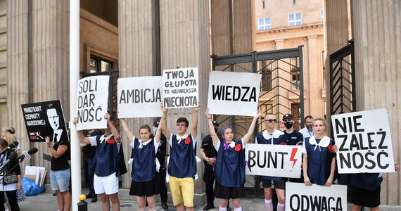 Kilkadziesiąt osób zgromadziło się przed siedzibą Ministerstwa Edukacji i Nauki w Warszawie. Protestowali przeciwko wizji polityki edukacyjnej ministra edukacji Przemysława Czarnka. 