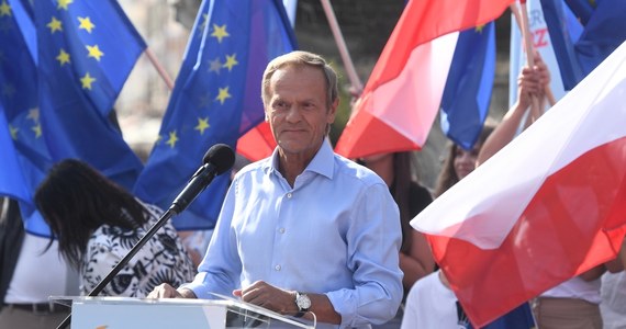 „Panie Kaczyński, wyjdź z tej swojej jaskini. Stań ze mną twarzą w twarz, na udeptanej ziemi wymienić się argumentami. Zostaw ludzi w świętym spokoju, daj im normalnie rozmawiać” – zwracał się do Jarosława Kaczyńskiego podczas wystąpienia na Długim Targu w Gdańsku Donald Tusk.