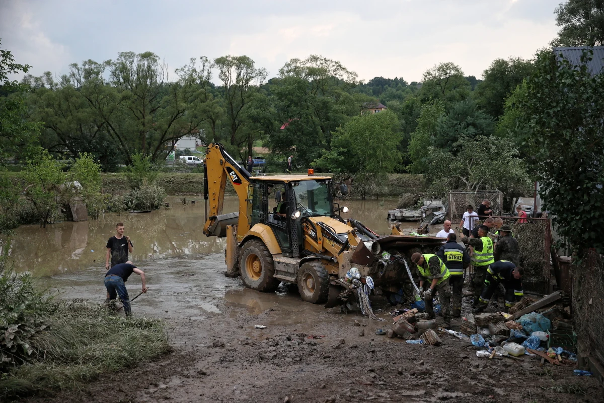 W Małopolsce trwa sprzątanie po nawałnicach, jakie nawiedziły ten region w weekend. Podtopione lub uszkodzone są dziesiątki domów, wiele dróg jest podmytych. Jak donosi reporter RMF FM Maciej Pałahicki, straty liczone są w milionach złotych. Strażacy interweniowali 863 razy podczas weekendu w związku z nawałnicami, które przeszły przez region. Najbardziej ucierpiał powiat myślenicki. W województwie ewakuowane zostały wszystkie obozy harcerskie. Od niedzieli w Małopolsce jest premier Mateusz Morawiecki.