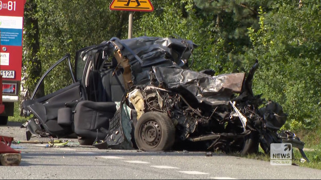 Zdjęcia z powietrza najlepiej pokazują dramat, jaki rozegrał się na krajowej "pięćdziesiątce" w okolicy Mińska Mazowieckiego. Nie wiadomo dlaczego auto zjechało na przeciwległy pas, na którym uderzyło w ciężarówkę pełną kruszywa. Materiał dla "Wydarzeń" przygotował Cyprian Jopek.