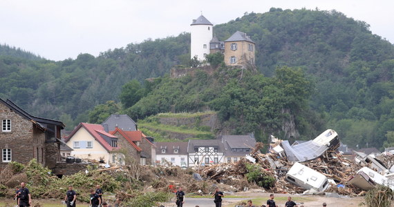 Po tragicznej powodzi w Niemczech nadal nie udało się ustalić losu około tysiąca osób - twierdzi dziennik Bild na swoich stronach internetowych. Do tej pory bilans ofiar wyniósł co najmniej 165 osób. Programy pomocowe ogłaszają już m.in. kluby Bundesligi – informuje Deutsche Welle. Tymczasem szef MSW Niemiec odpiera zarzuty, że ostrzeżenia przed groźnymi zjawiskami pogodowymi nie były przekazywane wystarczająco szybko.