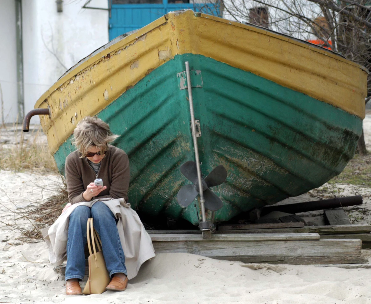 57 proc. pracowników przyznaje, że zdarza się im odbierać służbowe telefony na urlopie, 43 proc. odpisuje na służbowe maile - wynika z sondażu Monitora Rynku Pracy Instytutu Badawczego Randstad. Najczęściej robią tak pracownicy z wyższym wykształceniem.
