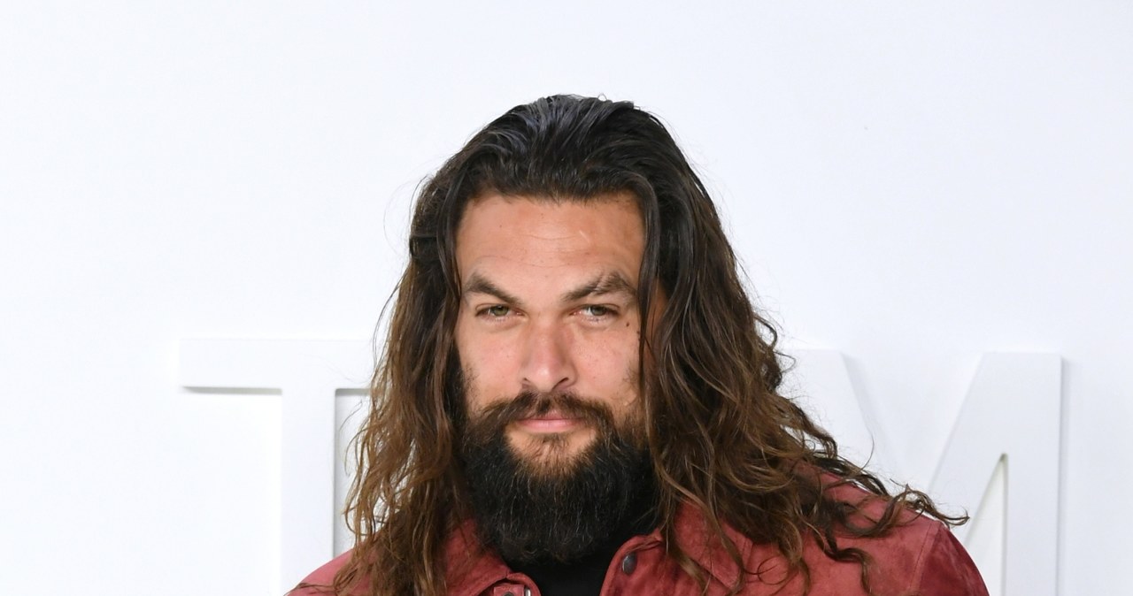 "Żegnaj brązie, witaj blondie" - napisał na swoim Instagramie Jason Momoa, ogłaszając tym samym, że właśnie rozpoczyna pracę na planie drugiej części filmu "Aquaman". Zanim jednak aktor wcieli się w swoją postać, przejdzie małą metamorfozę i zostanie blondynem.