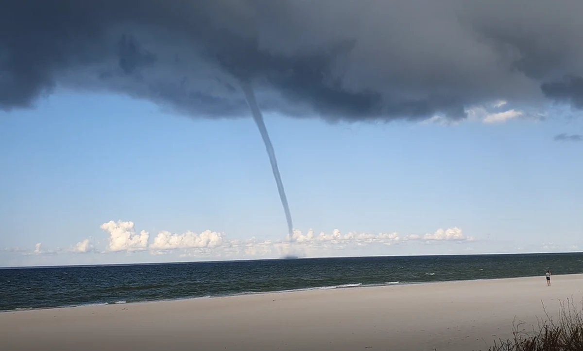Turyści wypoczywający nad Bałtykiem byli świadkami niecodziennego zjawiska: trąby wodnej. Można ją było zaobserwować między innymi w Juracie i Jastarni. Zobaczcie to na filmach!