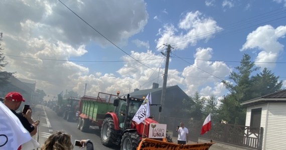 Ponad 150 ciągników i maszyn rolniczych blokowało drogę krajową nr 91, łączącą się z krajową „12” i trasą S8 koło Srocka w Łódzkiem. Od rana trwała tam akcja protestacyjna rolników AgroUnii. Na koniec protestu odpalono race, a przed kościołem w Srocku rozrzucono obornik.
