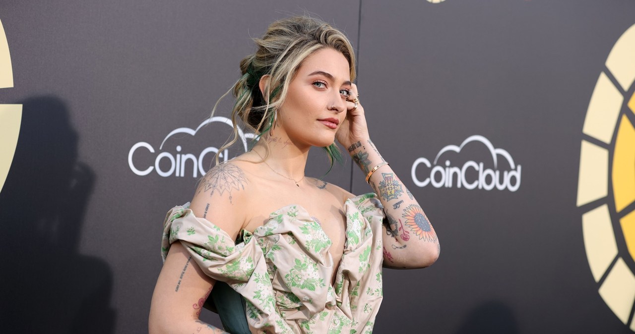 ​Paris Jackson, córkę nieżyjącego króla muzyki pop, możemy obecnie oglądać w spin-offie popularnego serialu "American Horror Story". Celebrytka w najnowszym wywiadzie ujawniła, że angaż do tej produkcji dostała dzięki wskazówce, jaką dostała od swojego ojca chrzestnego, czyli... Macaulaya Culkina. "Chodziło o uzyskanie teatralnego efektu" - zdradziła gwiazda.