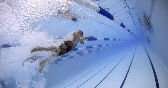 Pływanie jest w programie nowożytnych igrzysk od początku, czyli od 1896 roku. Na pierwsze jego ślady trafiono natomiast na terenie dzisiejszej Libii. W skalnych grotach znaleziono rysunki wyobrażające pływaków. Datuje się je na dziewięć tysięcy lat p.n.e.