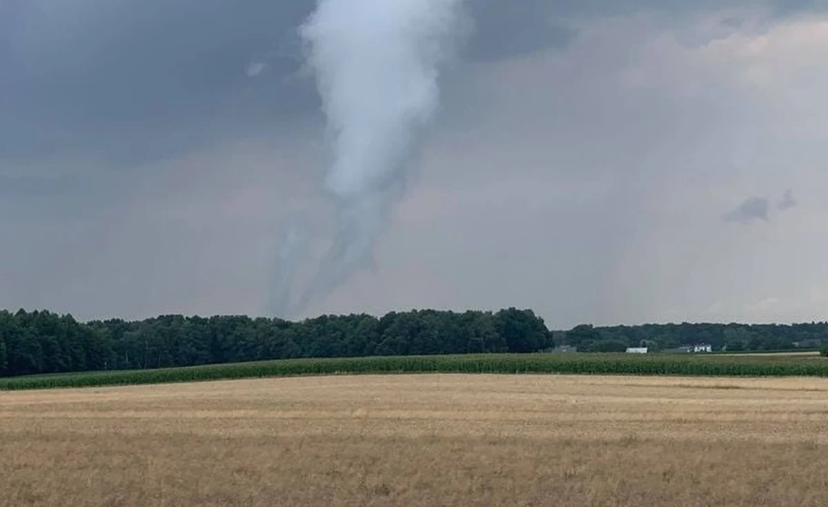 Silnie rozwinięty lej kondensacyjny zaobserwowano dzisiaj na Śląsku. Jak twierdzą Łowcy Burz, istnieje duże prawdopodobieństwo, że dotknął on powierzchni ziemi i wyrządził "niewielkie szkody".