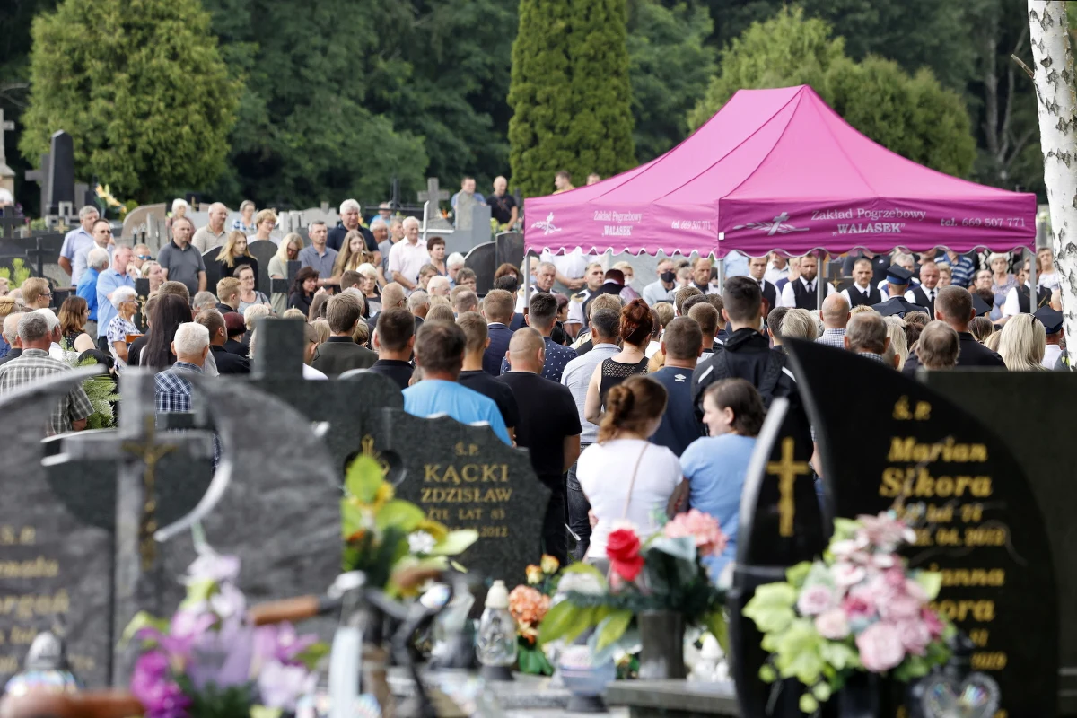 Na cmentarzu w Dąbrowie Zielonej pochowano trzyosobową rodzinę, która została zastrzelona 10 lipca w Borowcach koło Częstochowy. Podejrzany o dokonanie potrójnego zabójstwa Jacek Jaworek nadal nie został ujęty. 