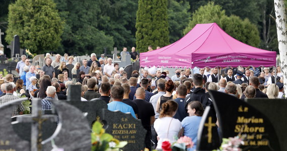 Na cmentarzu w Dąbrowie Zielonej pochowano trzyosobową rodzinę, która została zastrzelona 10 lipca w Borowcach koło Częstochowy. Podejrzany o dokonanie potrójnego zabójstwa Jacek Jaworek nadal nie został ujęty. 