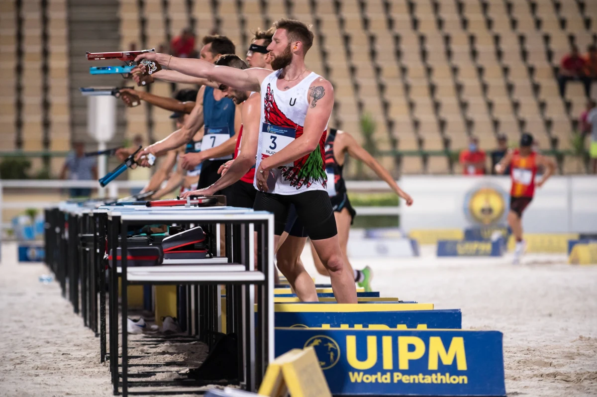 Pięciobój nowoczesny to jedna z najtrudniejszych dyscyplin olimpijskich, wymagająca od zawodników wszechstronnych umiejętności i utrzymania równej formy przez cały czas trwania rywalizacji, w pięciu bardzo różniących się konkurencjach.