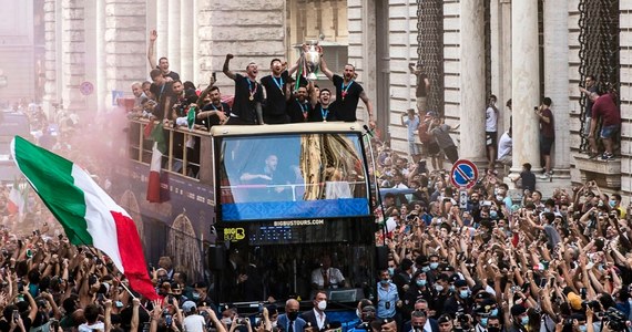 ​W Rzymie prawie pięć razy wzrosła w ciągu ostatnich 10 dni liczba zakażeń koronawirusem - podały dziś władze medyczne stołecznego regionu Lacjum. Wzrost od dnia finału piłkarskich mistrzostw Europy wiąże się z hucznym świętowaniem sukcesu Włochów.
