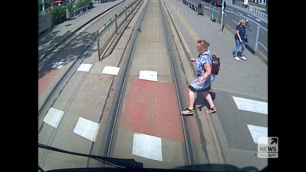 Do dramatycznego wypadku doszło we Wrocławiu, gdzie piesza weszła pod jadący tramwaj. Kobieta trafiła do szpitala. W sieci pojawiło się nagranie ze zdarzenia. "W takiej sytuacji ofiary są dwie. Film jest dramatyczny, ale oglądany na żywo staje się dla naszych motorniczych traumą na lata".- Są niektórzy piesi, którzy potrafią wejść przed tramwaj z premedytacją. Bo tramwaj się zatrzyma, bo tramwaj jest daleko. Niestety, proszę państwa, nie zatrzyma się - mówi Krzysztof Piaskowski, instruktor i motorniczy w MPK Wrocław.