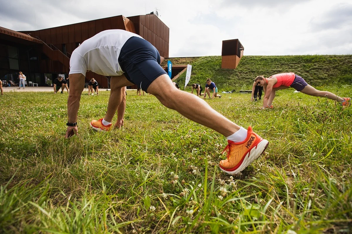 Organizatorzy sztafety charytatywnej Poland Business Run zachęcają do regularnego trenowania przed startem, organizując w Krakowie Śniadania Biegowe. Każdy trening przy Błoniach poprowadzi inny ekspert. Po ćwiczeniach na uczestników będzie czekać zdrowy posiłek. Event to także okazja, by kupić lub wygrać buty sportowe Hoka One One.