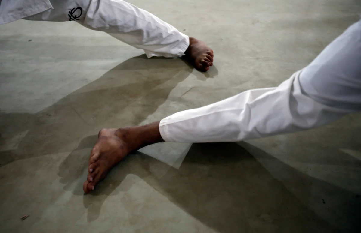 Karate, stanowiące mieszankę dawnych technik obronnych wojowników Królestwa Riukiu i chińskich sztuk walki, zadebiutuje w Tokio w programie igrzysk. Do rozdania wśród 80 zawodników będzie osiem kompletów medali, a zdobyć je będą mogli w dwóch odmianach - kata i kumite.