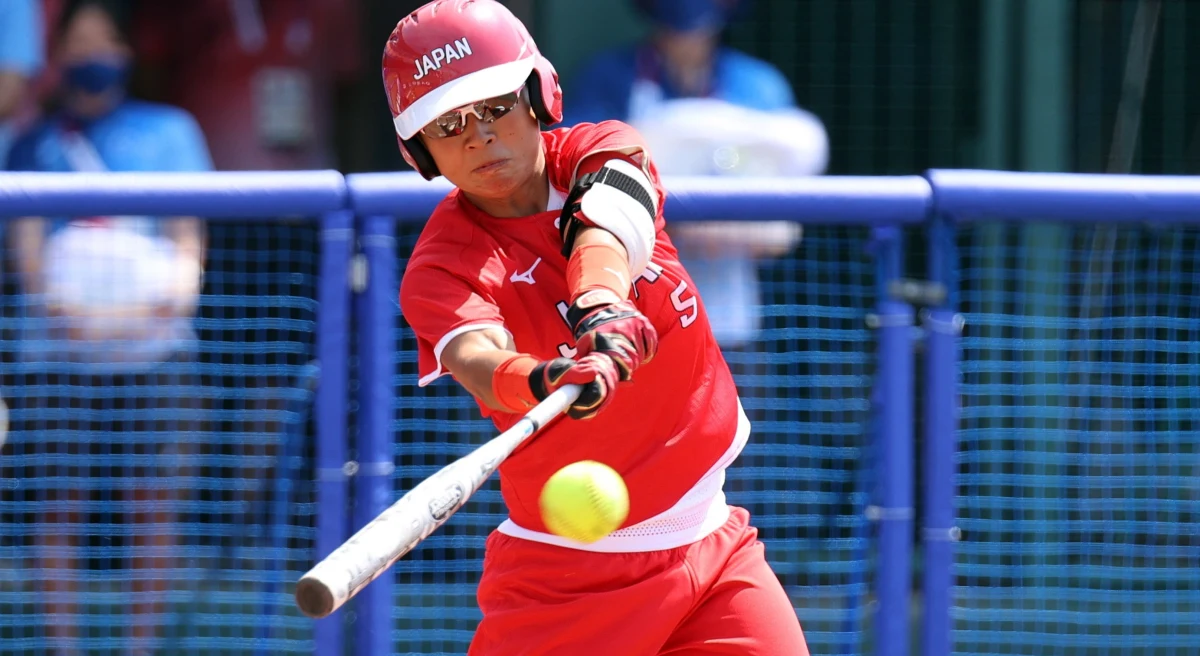 Choć znicz olimpijski w Tokio zapłonie dopiero w piątek i na ten dzień zaplanowane jest oficjalne rozpoczęcie igrzysk, to olimpijska rywalizacja już się rozpoczęła. W softballu od zwycięstwa obronę tytułu rozpoczęły Japonki, które pokonały Australijki 8:1.