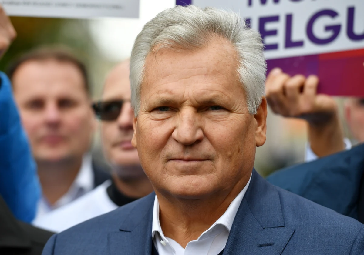 „PiS wygra kolejne wybory parlamentarne” – prognozuje w rozmowie z „Rzeczpospolitą” były prezydent Aleksander Kwaśniewski. Równocześnie jednak zaznacza, że wątpi w to, by Prawo i Sprawiedliwość zdobyło większość pozwalającą rządzić. O Donaldzie Tusku Kwaśniewski mówi, że „by wygrać, musi się teraz zaangażować na 120 procent”. „Na pewno Tusk wzbogaca polską politykę i może ją zmienić. Już zatrzymał spadek notowań PO i przegonił Hołownię” – zauważa.