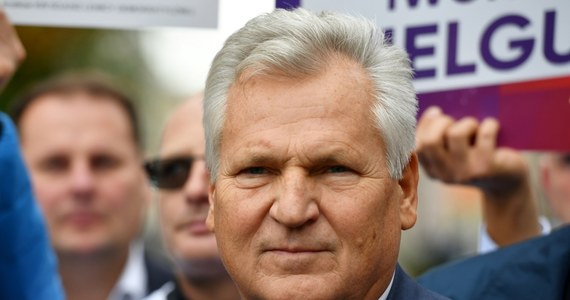 „PiS wygra kolejne wybory parlamentarne” – prognozuje w rozmowie z „Rzeczpospolitą” były prezydent Aleksander Kwaśniewski. Równocześnie jednak zaznacza, że wątpi w to, by Prawo i Sprawiedliwość zdobyło większość pozwalającą rządzić. O Donaldzie Tusku Kwaśniewski mówi, że „by wygrać, musi się teraz zaangażować na 120 procent”. „Na pewno Tusk wzbogaca polską politykę i może ją zmienić. Już zatrzymał spadek notowań PO i przegonił Hołownię” – zauważa.