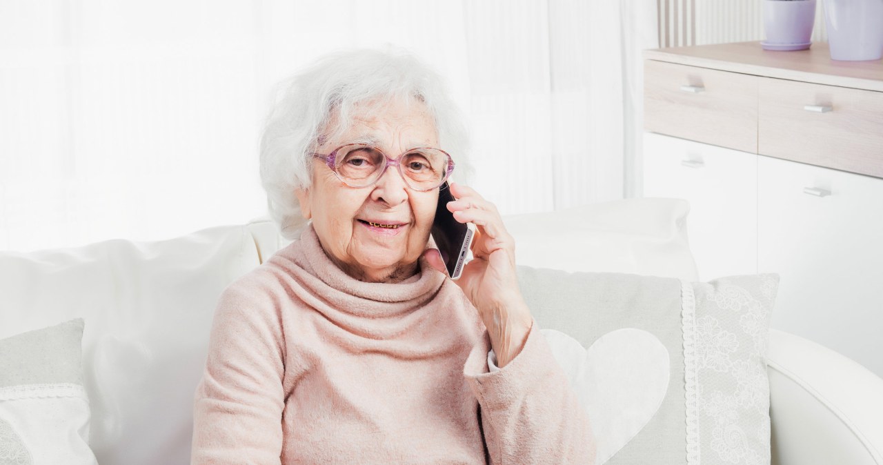 Zamiast pieniędzy to włożyła mu do torby. 81-latka wykiwała oszusta