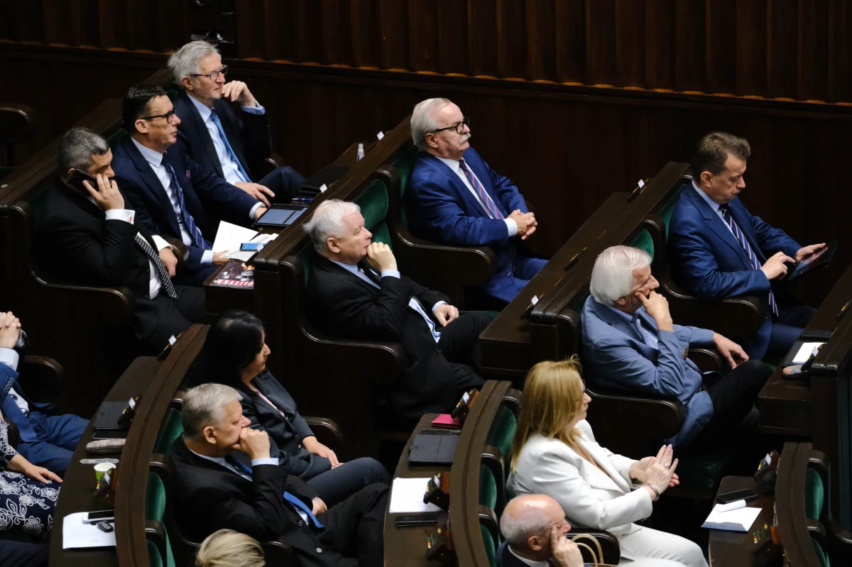 Wbrew wcześniejszym doniesieniom Sejm najpewniej nie zajmie się na rozpoczętym właśnie posiedzeniu projektem ustawy medialnej, określanym jako „lex TVN”. Jak zapowiedział szef klubu PiS Ryszard Terlecki, stanie się to „raczej” dopiero w sierpniu. Pytany, czy przesunięcie spowodowane jest tym, że PiS nie ma w Sejmie większości dla swojego projektu, Terlecki rzucił w odpowiedzi retoryczne: „No jak?”.