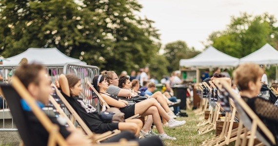 Mamy dobre wieści dla miłośników kina, którzy w ubiegłym roku nie mogli wybrać się przez pandemię na swoje ulubione festiwale. W tym roku wracają i mają wiele atrakcji w programie. Część przygotowała również spotkania w plenerze, a część zdecydowała się na formę hybrydową, by widzowie mogli obejrzeć filmy z dowolnego miejsca.