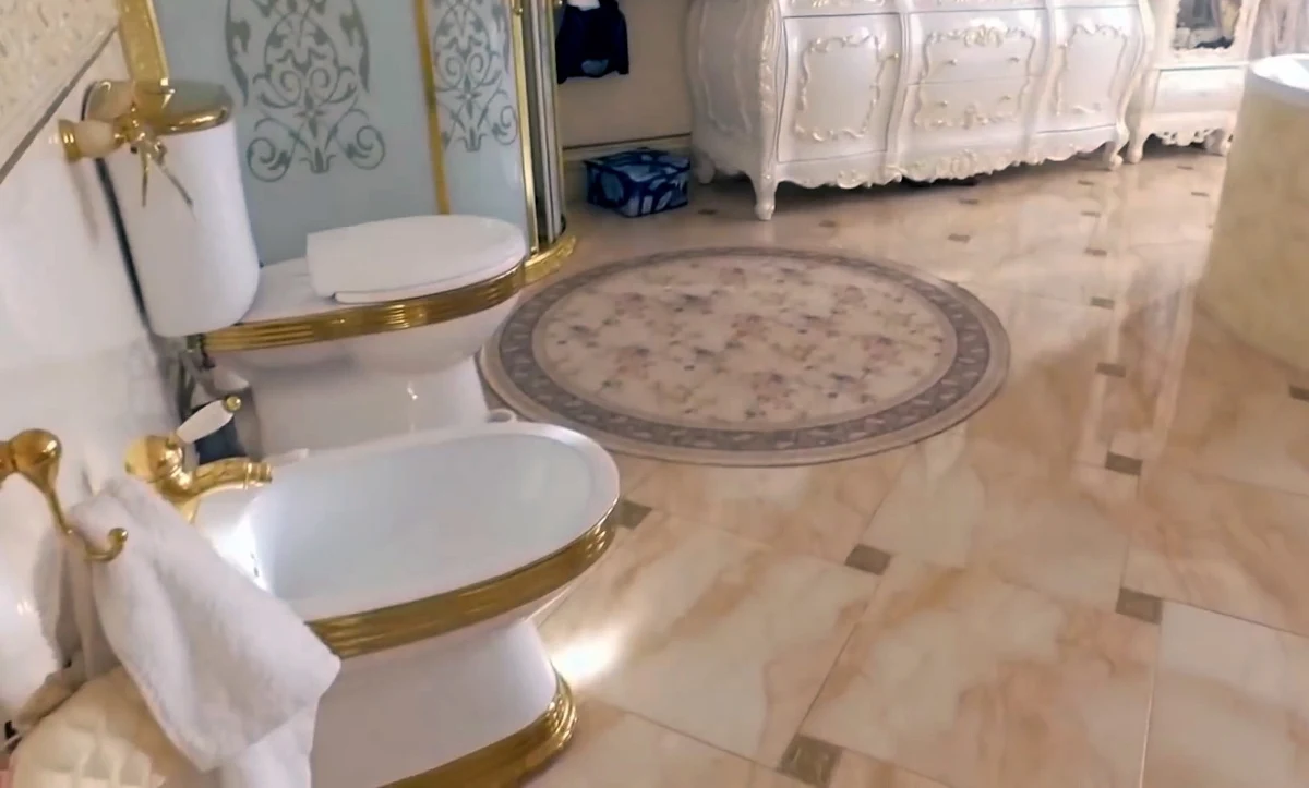 ​Szef drogówki w regionie Stawropolu w Rosji oraz sześciu jego wspólników zostało zatrzymanych pod zarzutem brania łapówek. Według śledczych, zorganizowana grupa przestępcza działała przez kilka lat, za opłatą wydawała przepustki na przewóz towarów. Komitet Śledczy opublikował także film z domu szefa policji - widać na nim drogie samochody i hojnie ozłoconą willę.