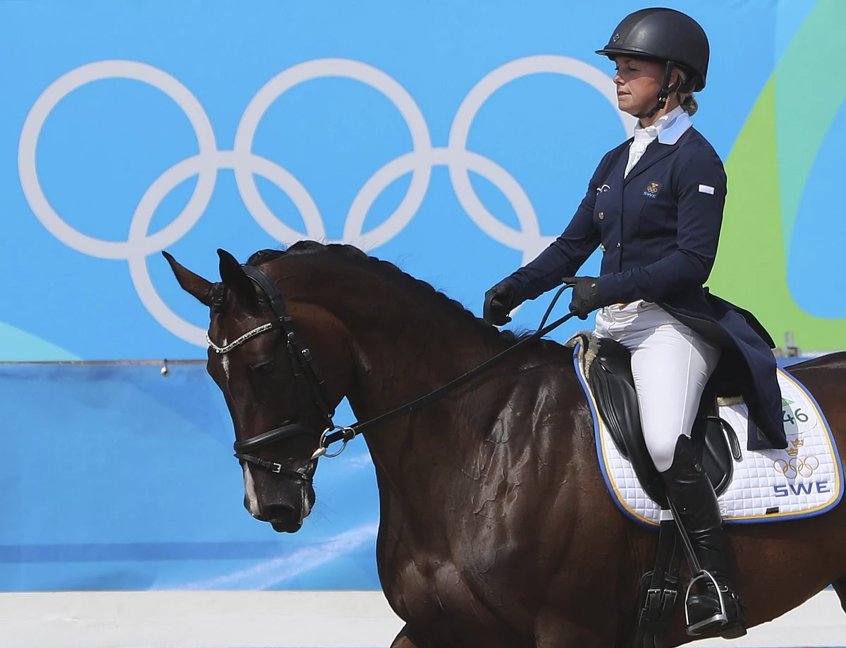 Szwecja wybrała chorążych ekipy olimpijskiej dopiero nad ranem. Będą nimi żeglarz Max Salminen i wicemistrzyni z Londynu w jeździectwie Sara Algotsson Ostholt. Przed dwoma laty przeżyła osobistą tragedię na autostradzie w Polsce, gdzie spłonęły jej najlepsze konie.