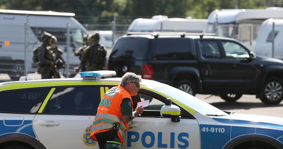 Dwoje strażników przetrzymywanych przez więźniów w zakładzie karnym pod Eskilstuną w południowej Szwecji zostało w środę wieczorem wypuszczonych. Sprawcy zostali aresztowani. Akcja służb z udziałem negocjatora trwała ponad dziewięć godzin.