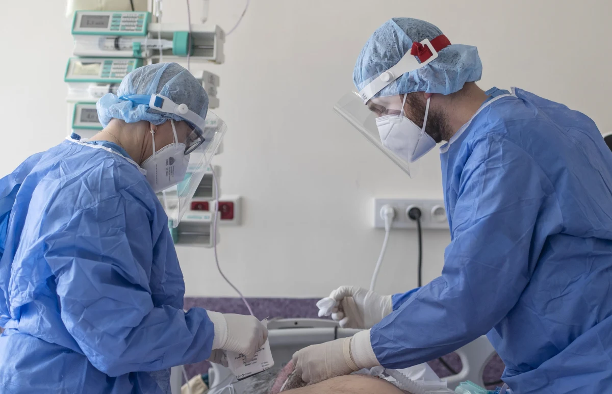 "Potrzebujemy dialogu udanego, a nie udawanego" - piszą w liście otwartym przedstawiciele 10 samorządów i związków zawodowych pracowników ochrony zdrowia. Wśród nich są prezesi Naczelnej Rady Lekarskiej, Ogólnopolskiego Związku Pielęgniarek i Położnych oraz Krajowej Rady Fizjoterapeutów.