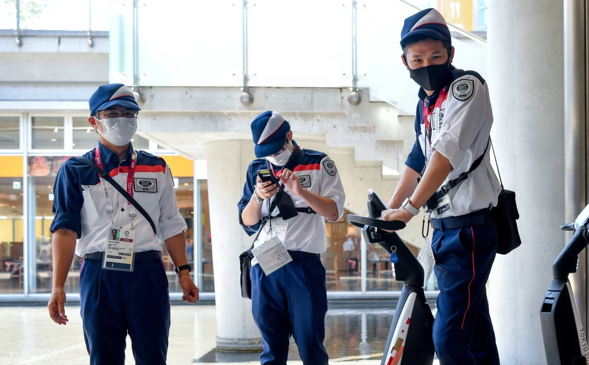 Pięciu kolejnych sportowców, mających startować w igrzyskach, miało pozytywny wynik testu na koronawirusa - wynika z komunikatów krajowych komitetów olimpijskich. Chodzi m.in. o liderkę światowego rankingu w strzeleckim skeecie Amber Hill i startującą w taekwondo Fernande Aguirre. 