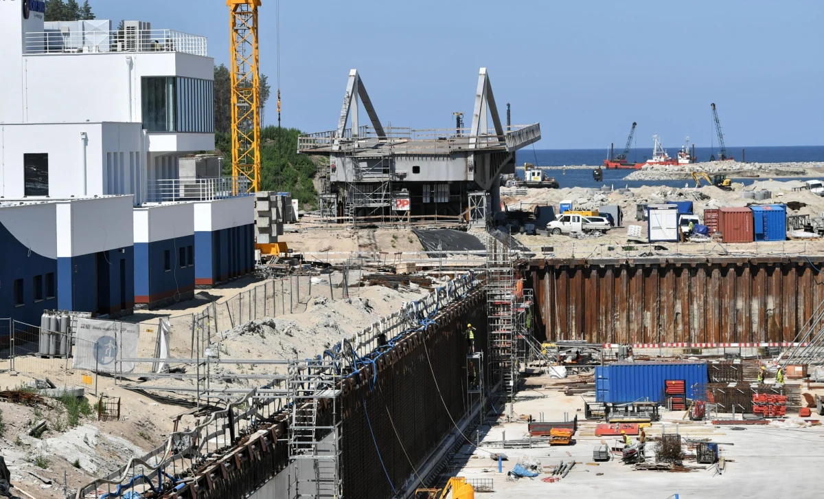 ​48-letni mężczyzna przygnieciony betonową płytą na terenie budowy przekopu przez Mierzeję Wiślaną w Skowronkach (Pomorskie) trafił do szpitala - podała w środę oficer prasowy Komendy Powiatowej Policji w Pruszczu Gd. mł. aspirant Joanna Słowik.