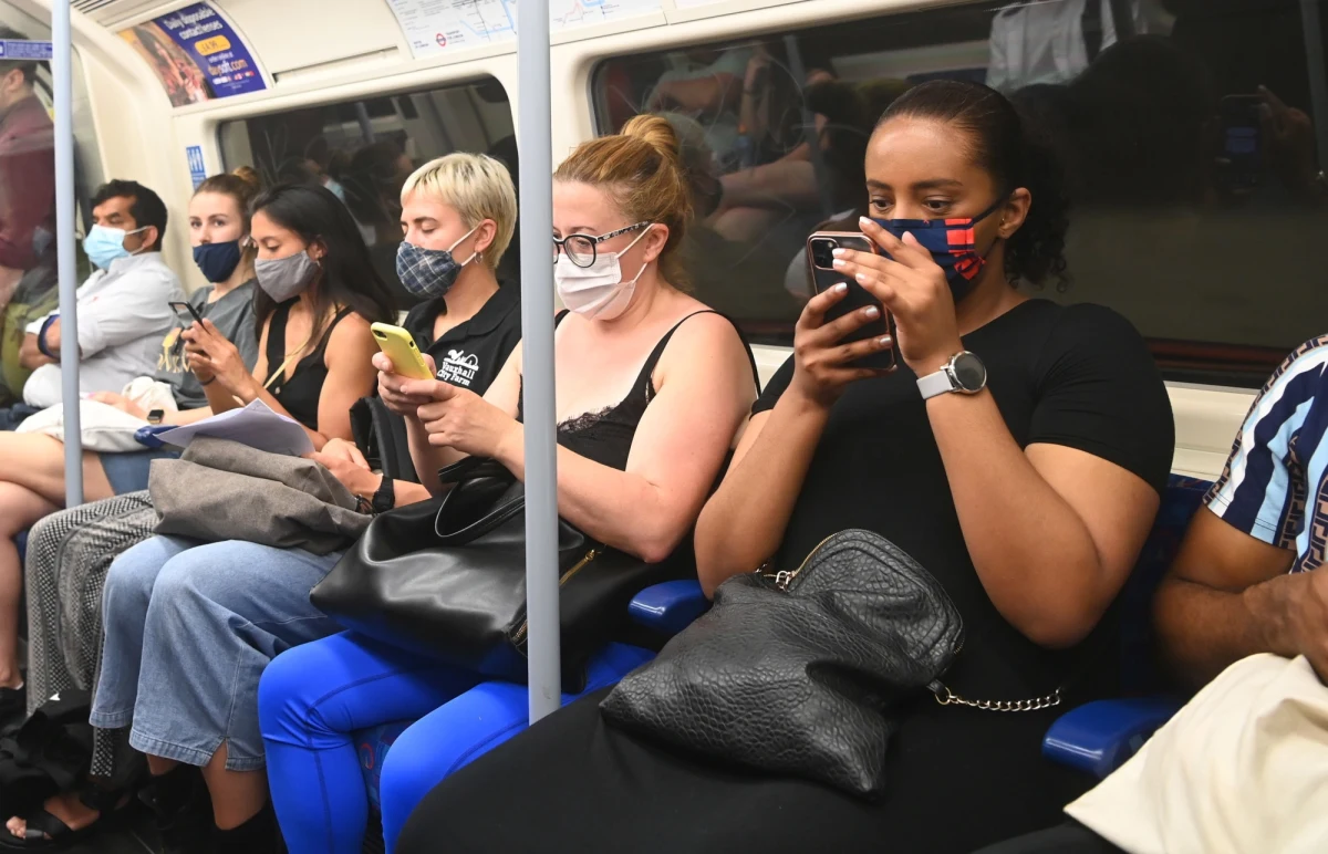 W ciągu minionej doby w Wielkiej Brytanii potwierdzono 44 104 zakażenia koronawirusem i zarejestrowano 73 zgony z powodu Covid-19 - poinformował w środę brytyjski rząd. W obu przypadkach są to wyraźnie niższe liczby niż pobite w ostatnich dniach rekordy trzeciej fali epidemii.