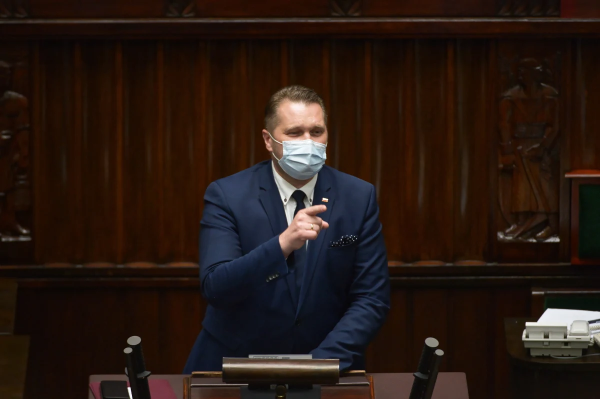 Sejm odrzucił wniosek Koalicji Obywatelskiej o wotum nieufności dla ministra edukacji i nauki Przemysława Czarnka. Za wnioskiem głosowało 205 posłów, przeciw 236, a 7 się wstrzymało. 