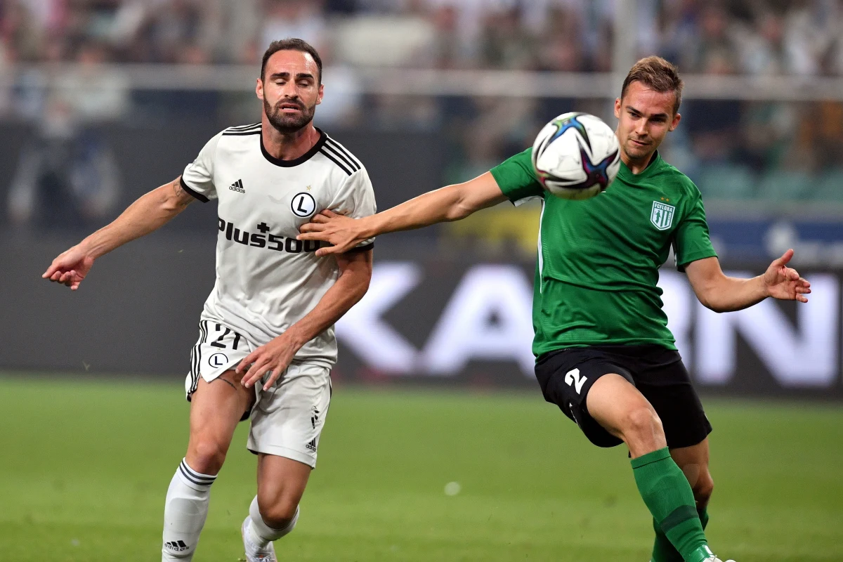 Legia Warszawa wygrała u siebie z Florą Tallin 2:1 (1:0) w pierwszym meczu 2. rundy kwalifikacji piłkarskiej Ligi Mistrzów. Rewanż rozegrany zostanie 27 lipca w Estonii.